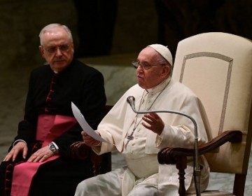 El Papa reza para que los gobernantes comprendan que &laquo;comprar armas no es la soluci&oacute;n&raquo;