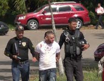 MP arresta a tres polic&iacute;as por el homicidio de un barbero en Santiago
