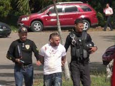MP arresta a tres polic&iacute;as por el homicidio de un barbero en Santiago