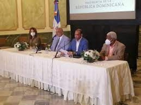 557 Contratistas de escuelas inauguradas siguen a la espera de pagos