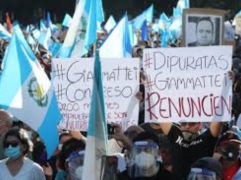 Guatemaltecos vuelven a las calles pidiendo la renuncia del Presidente Alejandro Giammattei