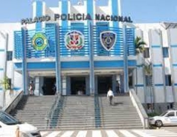 Hombre intenta matar a su madre y quemar su casa
