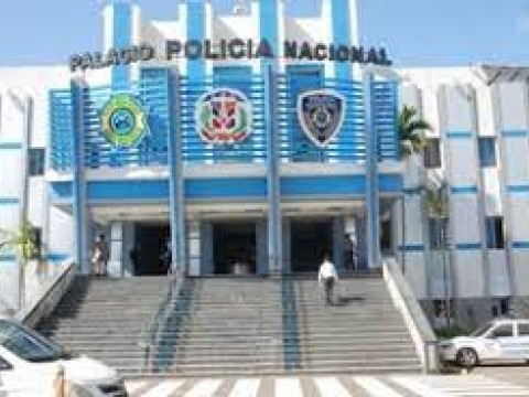 Hombre intenta matar a su madre y quemar su casa