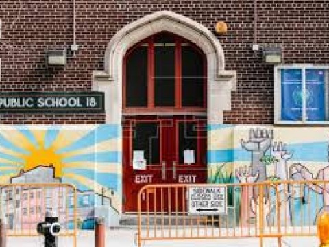 NY cierra escuelas para frenar nuevo brote de COVID-19