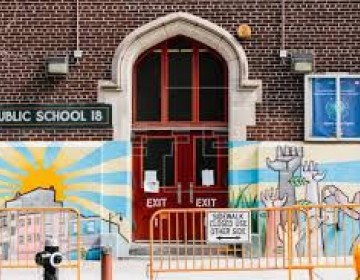NY cierra escuelas para frenar nuevo brote de COVID-19