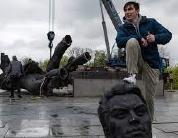 Ucrania derriba estatua que simboliza v&iacute;nculo con Rusia: &laquo;Ya no es amistad&raquo;