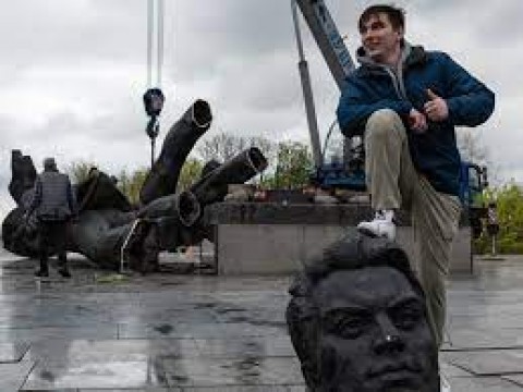 Ucrania derriba estatua que simboliza v&iacute;nculo con Rusia: &laquo;Ya no es amistad&raquo;