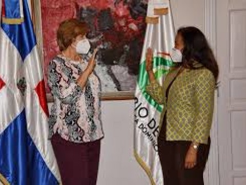 Abinader restituye a Reina Rosario en su cargo