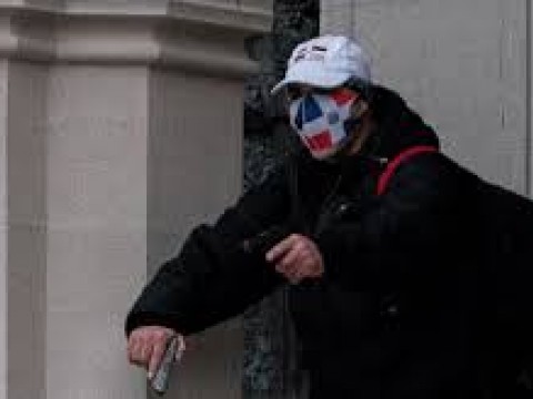 Hombre con bandera dominicana dispara en Catedral de Nueva York