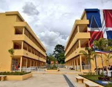 Estudiante se lanza de 2 piso en liceo y se fractura pierna por RD$100 pesos