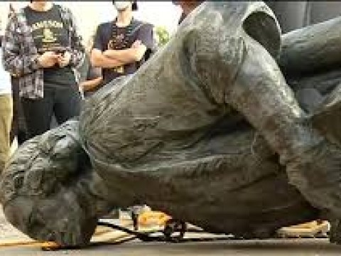 Derriban estatuas en protestas del D&iacute;a de Col&oacute;n en Oreg&oacute;n EE.UU.