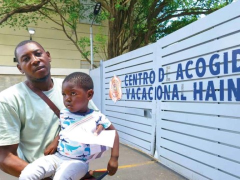 La desesperaci&oacute;n arropa a los familiares de detenidos en el Vacacional de Haina