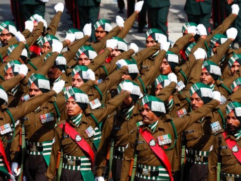 Francia celebra el 14 de julio con desfile militar y menos fiesta