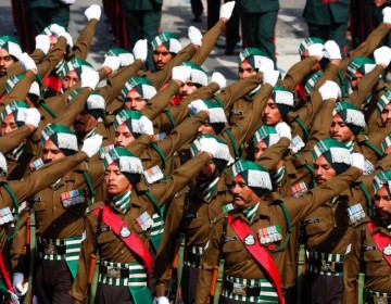 Francia celebra el 14 de julio con desfile militar y menos fiesta