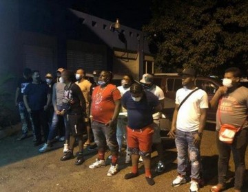 Arrestan m&aacute;s de 350 personas en una fiesta clandestina en un motel de Santiago
