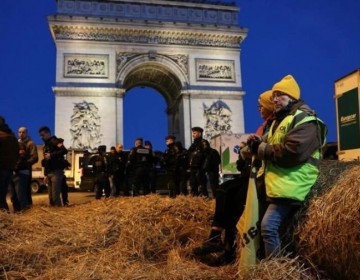 Agricultores franceses protestan junto al Arco del Triunfo, 66 personas detenidas