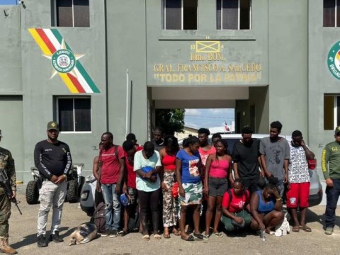 Encuentran 17 haitianos indocumentados ocultos en el ba&uacute;l de un veh&iacute;culo en Dajab&oacute;n