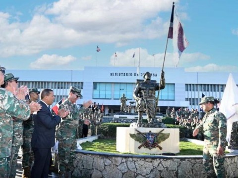 Ministerio de Defensa develiza estatua en honor al "Glorioso Soldado Dominicano"