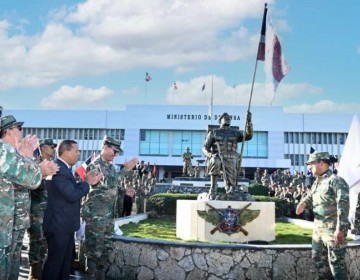 Ministerio de Defensa develiza estatua en honor al "Glorioso Soldado Dominicano"