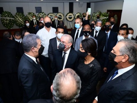 Expresidente Danilo Medina acude a funeraria a dar p&eacute;same Leonel por muerte de su madre