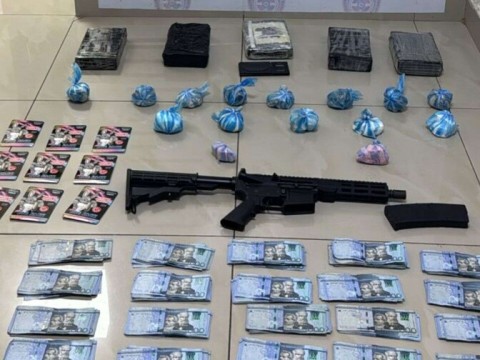 Arrestan a hombre con un fusil, drogas y dinero en efectivo en el Distrito Nacional