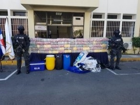 DNCD decomisa 444 paquetes de coca&iacute;na en la costa de SPM; hay dos detenidos