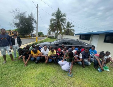 Detienen 25 haitianos indocumentados en hotel de la capital y al dominicano que los transport&oacute;