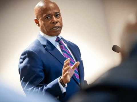 Tres pol&iacute;ticos dominicanos en Nueva York han pedido la renuncia del alcalde Eric Adams