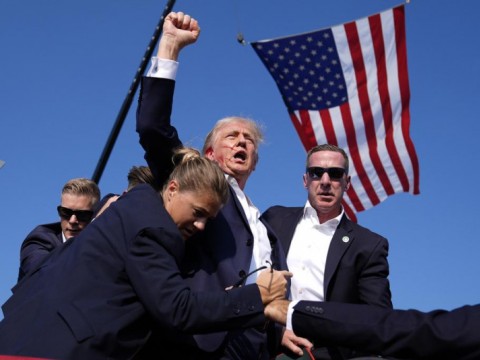 Donald Trump es herido durante evento; equipo de seguridad lo escolt&oacute; tras estallidos entre la multitud