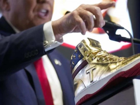 Colonias, zapatos y Biblias: el merchandising de Trump para ganar dinero y crear comunidad
