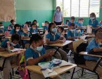En 15 d&iacute;as realizar&aacute;n pruebas PCR en "todas" las escuelas
