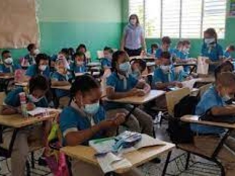 En 15 d&iacute;as realizar&aacute;n pruebas PCR en "todas" las escuelas