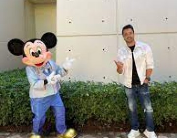 Luis Fonsi, el padre m&aacute;s &ldquo;ch&eacute;vere&rdquo; por estar en espect&aacute;culo Disney