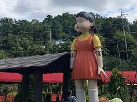 El juego del calamar: la historia de la gigantesca y siniestra mu&ntilde;eca que existe m&aacute;s all&aacute; de la serie