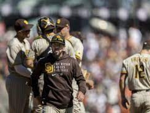 Padres despiden al piloto Tingler tras desplome en 2da mitad