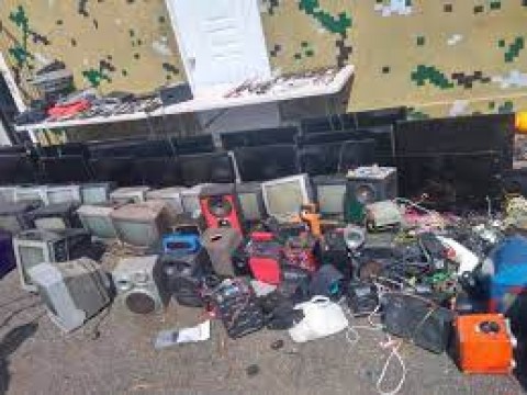 Ocupan televisores, celulares, bocinas y hasta cajas de telecable en c&aacute;rcel de Salcedo