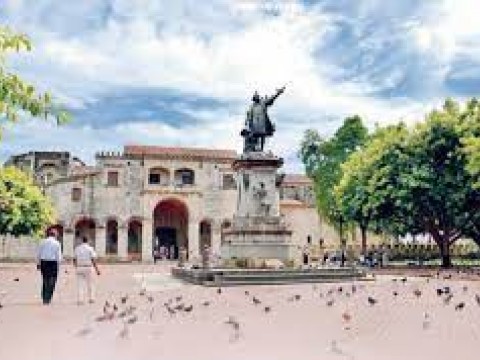 "Jornada anticolonial" aclara no busca tumbar estatua de Col&oacute;n, sino llevarla al Museo de Historia