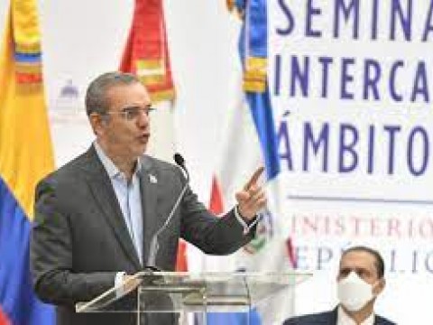 Abinader admite hay un "descuido generalizado" en la Polic&iacute;a Nacional
