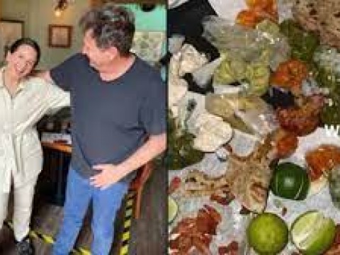 Rosal&iacute;a come tacos en M&eacute;xico y desata la euforia de fan&aacute;ticos