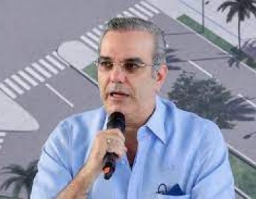  Presidente Abinader recibe proyecto de Reglamento de aplicaci&oacute;n sobre Ley de la Polic&iacute;a Nacional