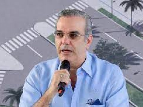  Presidente Abinader recibe proyecto de Reglamento de aplicaci&oacute;n sobre Ley de la Polic&iacute;a Nacional