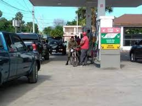 Retuvieron en Pedernales una camioneta con dos tanques y varios garrafones repletos de gasolina