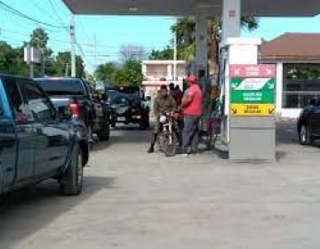 Retuvieron en Pedernales una camioneta con dos tanques y varios garrafones repletos de gasolina