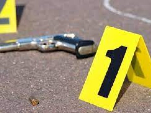 Dos presuntos asaltantes muertos y un oficial herido en un enfrentamiento con la Polic&iacute;a