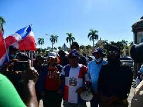 &ldquo;No somos Hait&iacute;, somos dominicanos&rdquo; as&iacute; vociferan grupos que se identifican como defensores del pa&iacute;s frente al Palacio