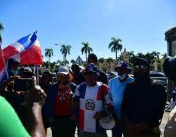 &ldquo;No somos Hait&iacute;, somos dominicanos&rdquo; as&iacute; vociferan grupos que se identifican como defensores del pa&iacute;s frente al Palacio