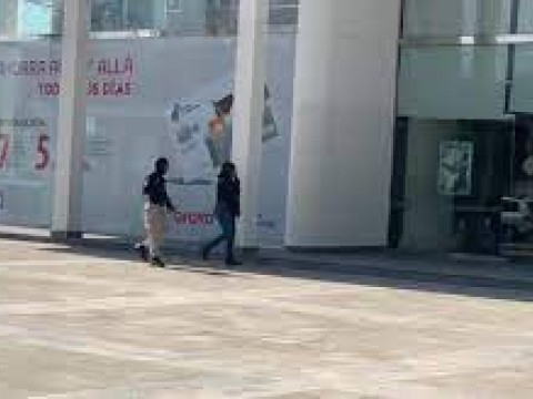 Apresan a dos personas m&aacute;s dentro de un banco en Santiago