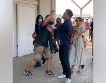 Ben Affleck protege a Jennifer Lopez de fan&aacute;tico que quer&iacute;a &ldquo;selfie&rdquo; con ella y todo queda captado
