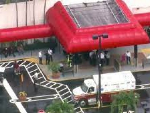 Varios heridos al caerse parte techo de un casino