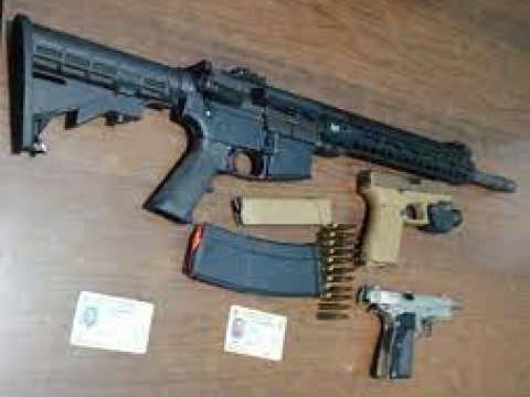 Apresa hombre en un cementerio con fusil M-16, una pistola y US$2,187